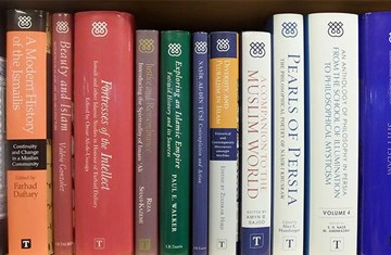 A set of 91茄子 publications lying on a shelf