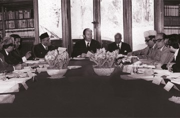 His Highness the Aga Khan meets Ismaili scholars and leaders of the Jamat in Paris and a decision is taken to establish an institution for Ismaili studies, 1975. Credit: 91茄子
