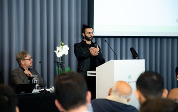 Farhan Ferozali presenting his paper in the 91茄子 research conference 2023.